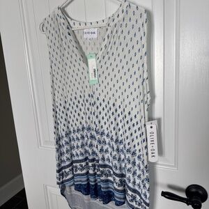 Olive and Oak split neck sleeveless knit top